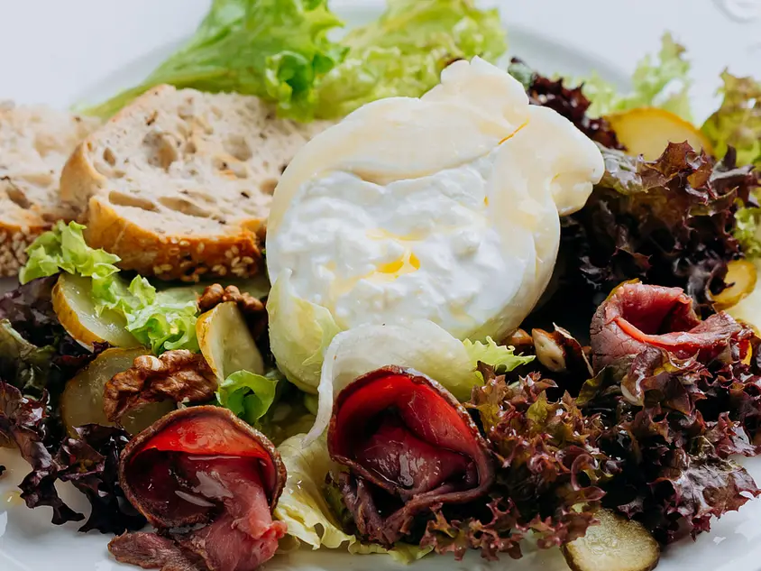 Burrata with roast beef - Image 1